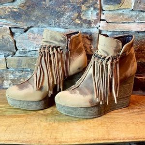 Preowned Sbicca wedged ankle booties. Size 8.